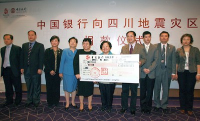 2008年5月14日上午，張燕玲副行長將一張面額1,000萬的現金支票交到了中國紅十字會總會彭珮云會長手中，代表中國銀行向汶川地震受災地區人民捐款。
