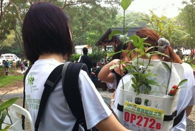 每組植樹隊伍都需要設計和制造承載用具，運送樹苗和種植工具到指定植樹場。
