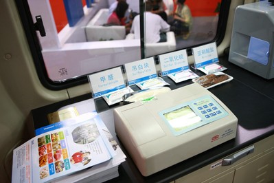 目前在廣東運行的沃爾瑪食品安全檢測車涵蓋11項檢測指標，每天至少抽檢150個樣品