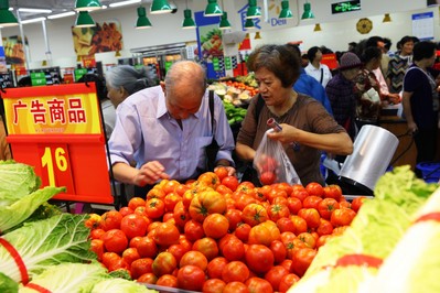 沃爾瑪云南普洱縣全新門店開業當日，顧客在選購優質低價的生鮮商品
