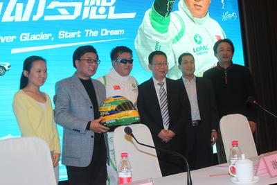 從左依次：搜狐網新聞副總編周蓉、中央電視臺著名主持人韓喬生、飛越車手謝雨均、活動主辦方--江蘇龍蟠石化總經理石俊峰、活動協辦方--黑龍江省黑河市旅游局常務副局長張寶紅、活動支持方--江蘇大唐靈獅廣告有限公司總經理吳綱